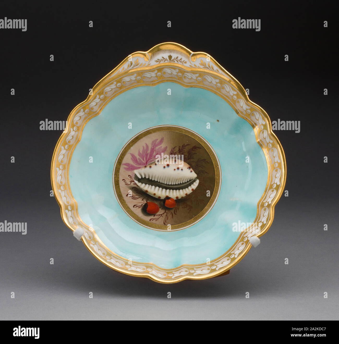 Plaque, 1813/19, manufacture de Worcester (Flight, Barr & Barr Période), Worcester, Angleterre, fondée 1751, Worcester, Soft-coller avec porcelaine émaux polychromes et dorure, 4,8 x 18,9 x 19,7 cm (1 7/8 x 7 7/16 x 7 3/4 in Banque D'Images