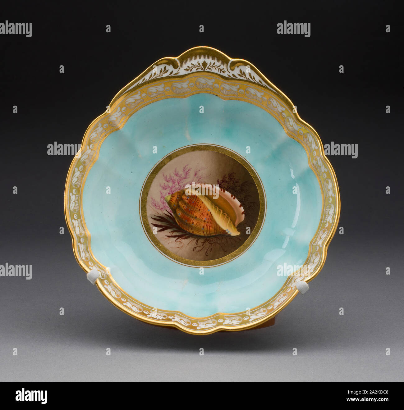 Plaque, 1813/19, manufacture de Worcester (Flight, Barr & Barr Période), Worcester, Angleterre, fondée 1751, Worcester, Soft-coller avec porcelaine émaux polychromes et dorure, 4,8 x 18,9 x 19,7 cm (1 7/8 x 7 7/16 x 7 3/4 in Banque D'Images