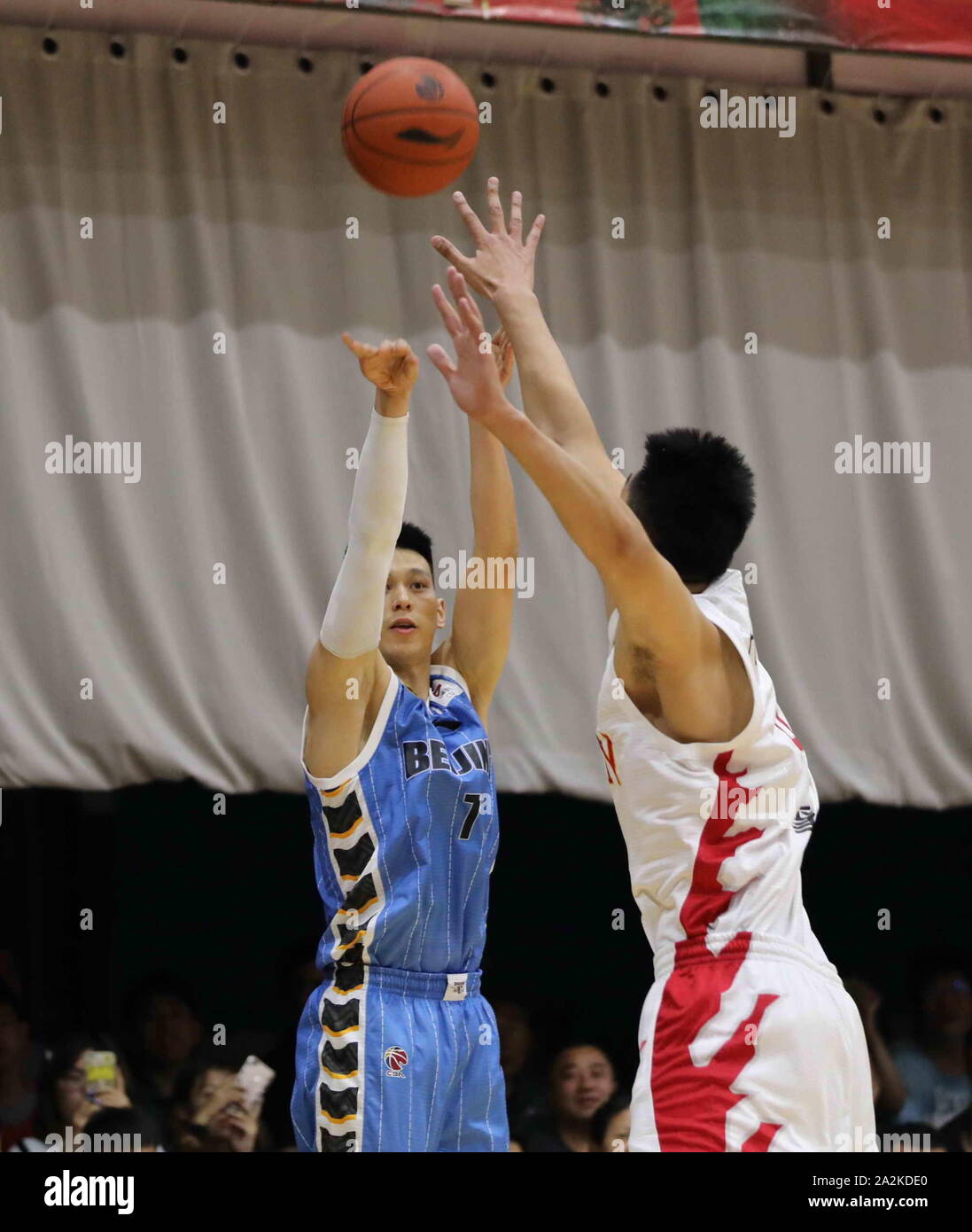 Joueur de basket-ball professionnel américain Jeremy Lin de canards de Pékin, gauche, pousses durant un match pré-saison contre les Tigres de Jilin au nord-est de Pékin, Chine, 1 octobre 2019. Bien que Jeremy Lin a obtenu 21 points, les canards de Pékin a été défait par les Tigres du nord-est de Jilin avec 94-98 dans un match pré-saison à Beijing, Chine, 1 octobre 2019. Banque D'Images