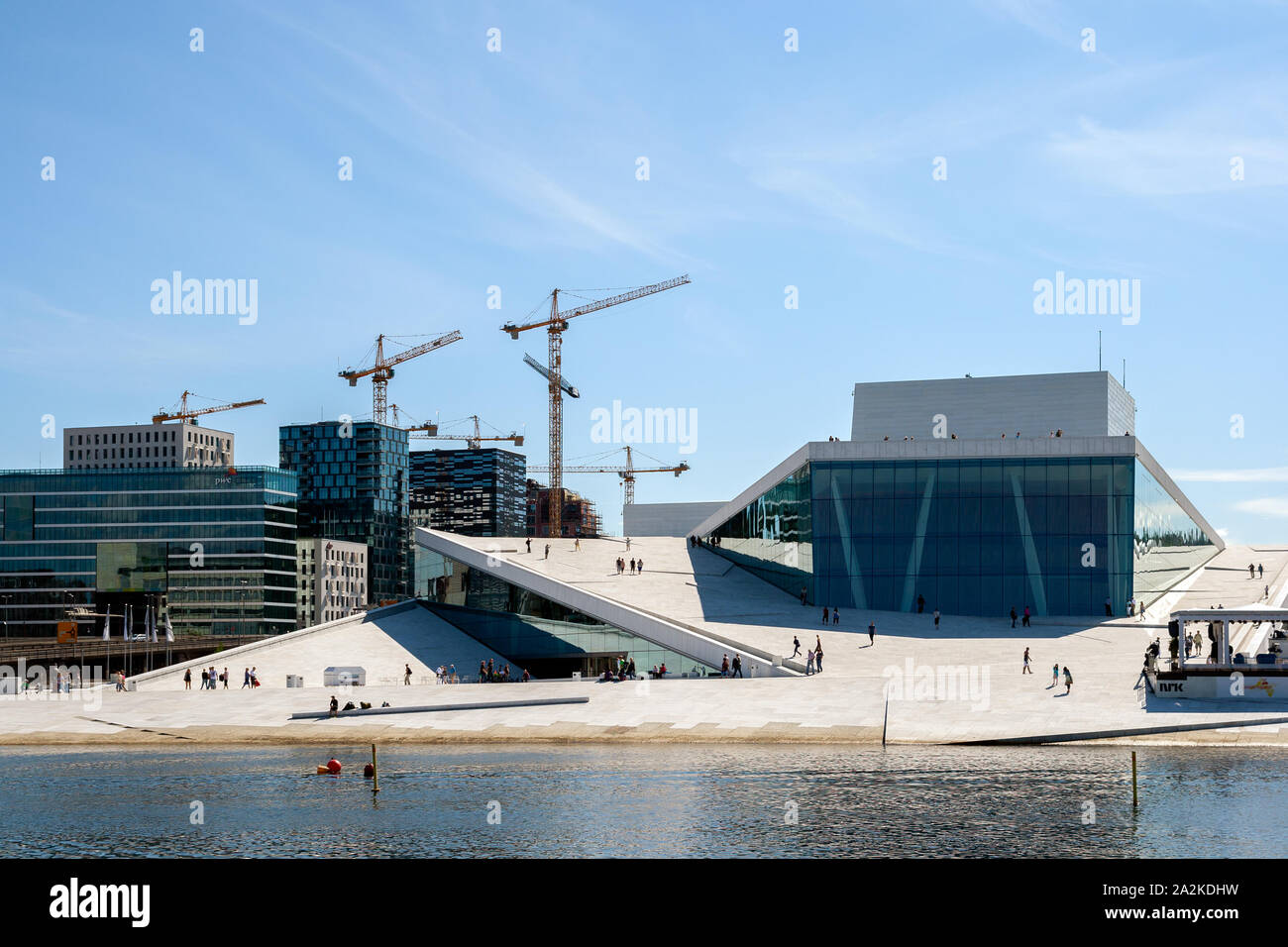 OSLO, Norvège - 16 JUL 2011 : les gens marcher sur le Oslo Opera House, la maison de l'Opéra et Ballet national de Norvège. Banque D'Images