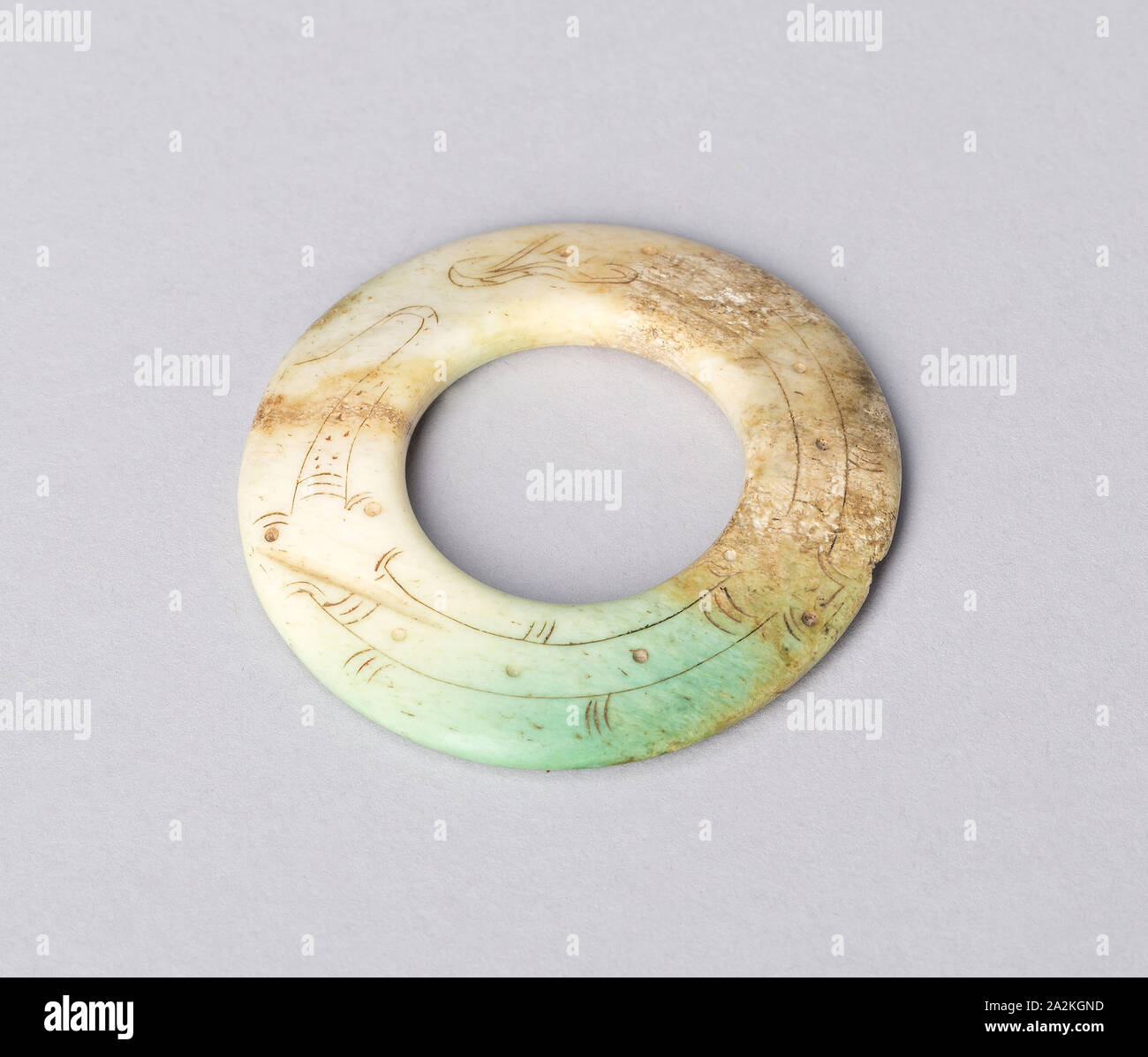 L'anneau avec Dragon, dynastie Zhou, de l'Est (480-221 av. J.-C.), la Chine, l'os avec décoration incisée, diam. 3 cm Banque D'Images
