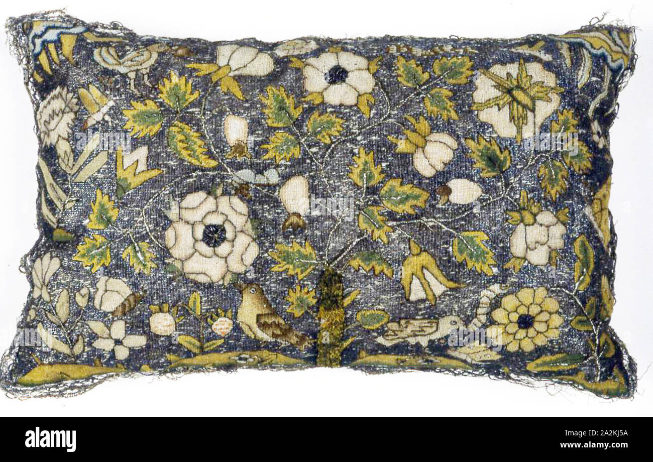 Coussin, ch. 1620, l'Angleterre, ,, à armure toile, brodée de soie, métal-argenté-strip-soie enveloppée et argenté-bobines de métal dans le remplissage de la tige et tente de suture, mis à travailler, couching et les points de noeud, bordés de métal-argenté-strip-enveloppé de soie, dentelle droite canette, soutenue avec de la soie, à armure toile, matelassée, 21,5 × 33,8 × 7,6 cm (8 1/2 x 13 1/4 × 3 dans Banque D'Images