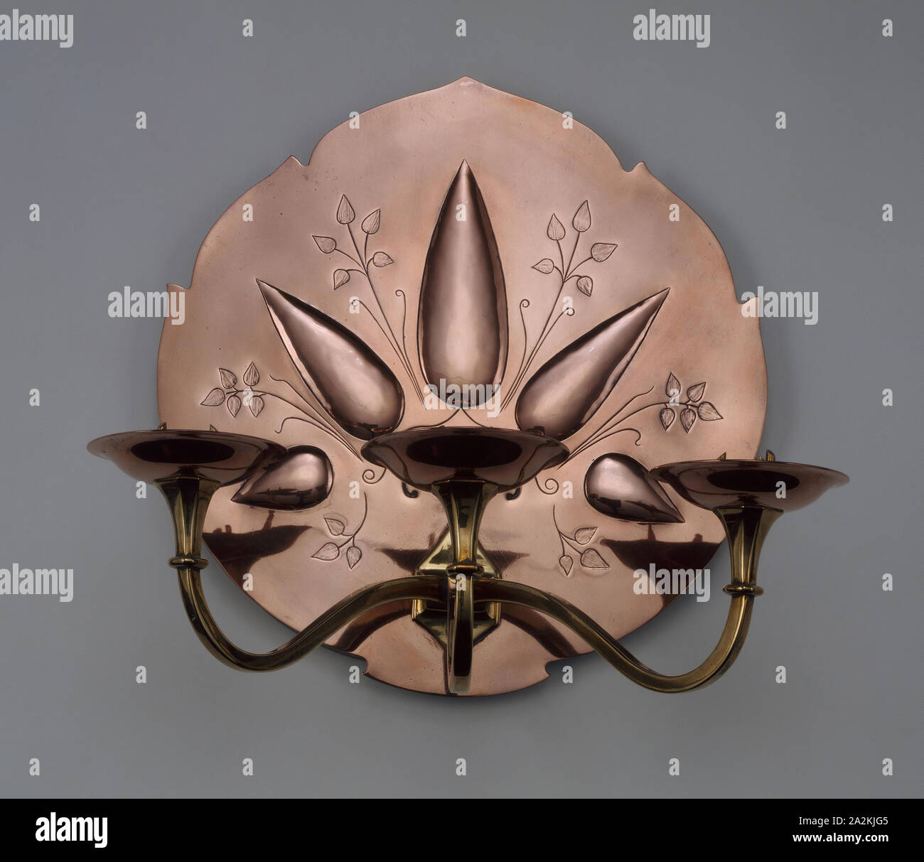 Applique murale (L'un d'une paire), 1880/1900, conçu par William Arthur Smith Benson (anglais, 1854-1924), de M. W. A .S. Benson & Co (Angleterre, 1880-1920), l'Angleterre, Londres, Londres, Cuivre et laiton, 27,9 × 29,2 × 22,9 cm (11 × 11 × 9 1/2 dans Banque D'Images