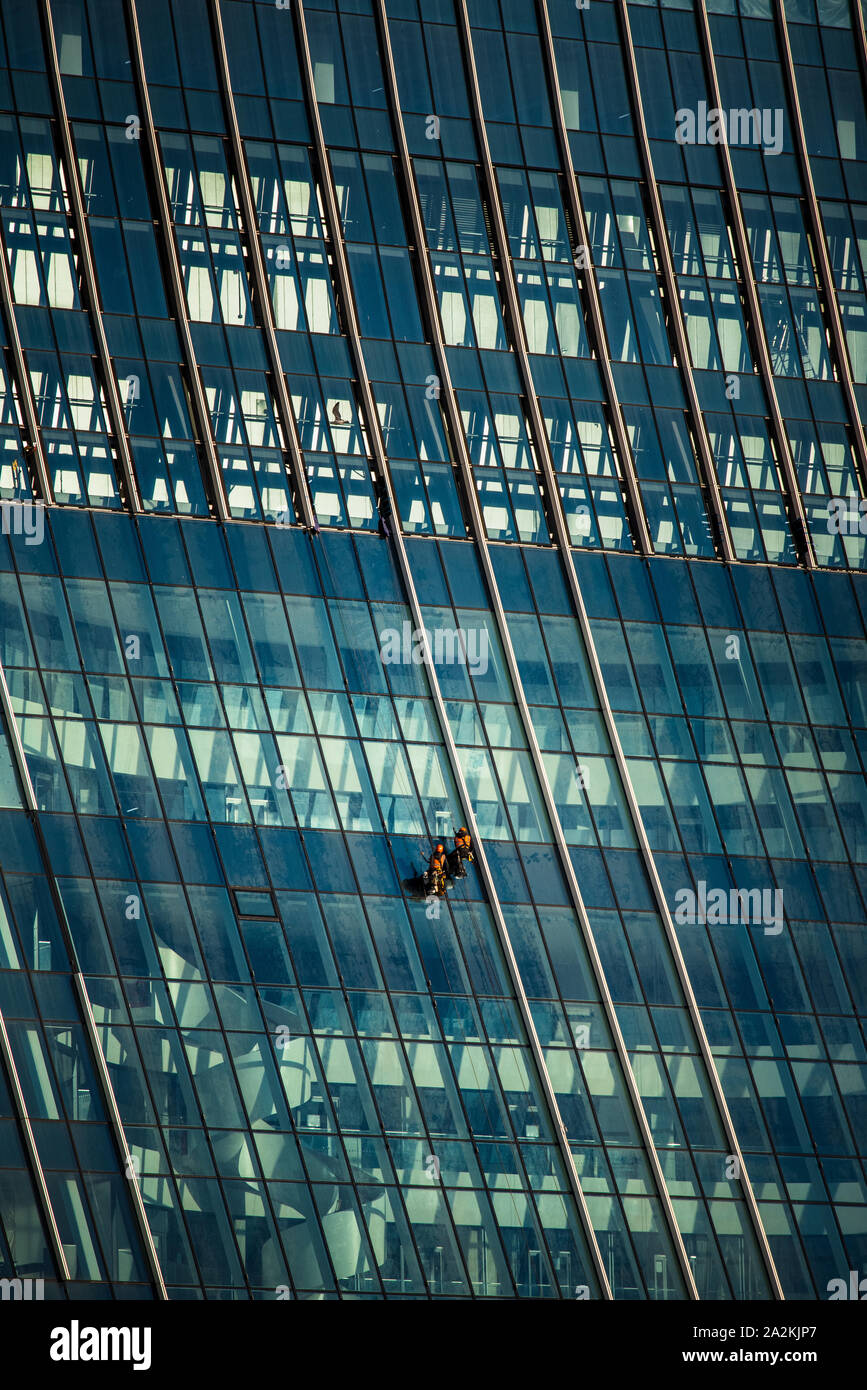 Cadres de fenêtre fixation SteepleJacks de gratte-ciel à Londres Banque D'Images