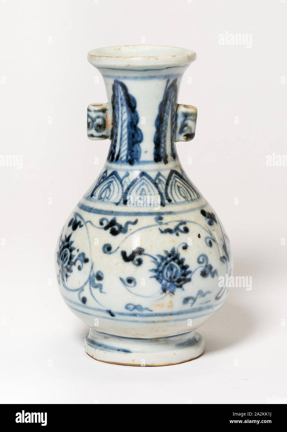 Vase avec poignées en boucle, dynastie Ming (1368-1644), 15e siècle, la Chine, porcelaine peinte en bleu sous glaçure, H. 6 dans Banque D'Images