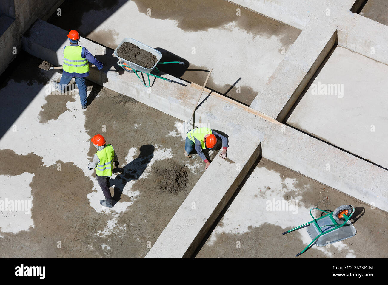 Les travailleurs en uniforme sable propre sur un site de construction, vue d'en haut. Banque D'Images