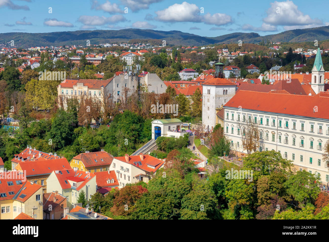 Zagreb ville haute, vue sur les Gradec. Gric Hill avec le célèbre funiculaire de Zagreb et la tour Lotrscak. Droit Banque D'Images