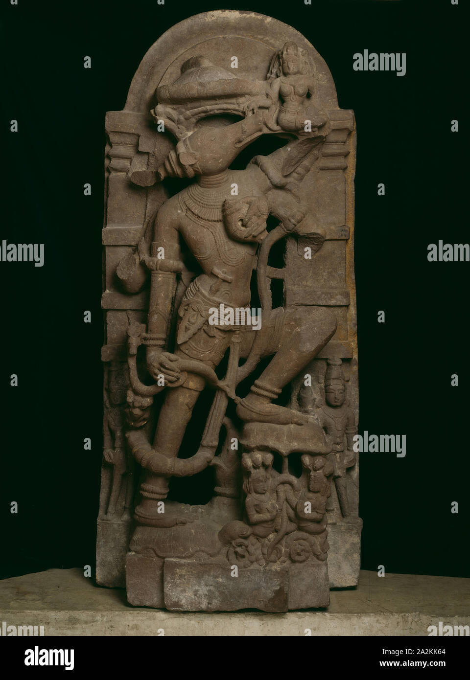 Incarnation de Dieu sanglier Varaha (Vishnu) Levage de la déesse Terre Bhudevi, 11e siècle, l'Inde, Rajasthan, Rajasthan, grès rouge, 132,1 x 58,5 x 29,3 cm (52 x 23 x 11 1/2 po Banque D'Images
