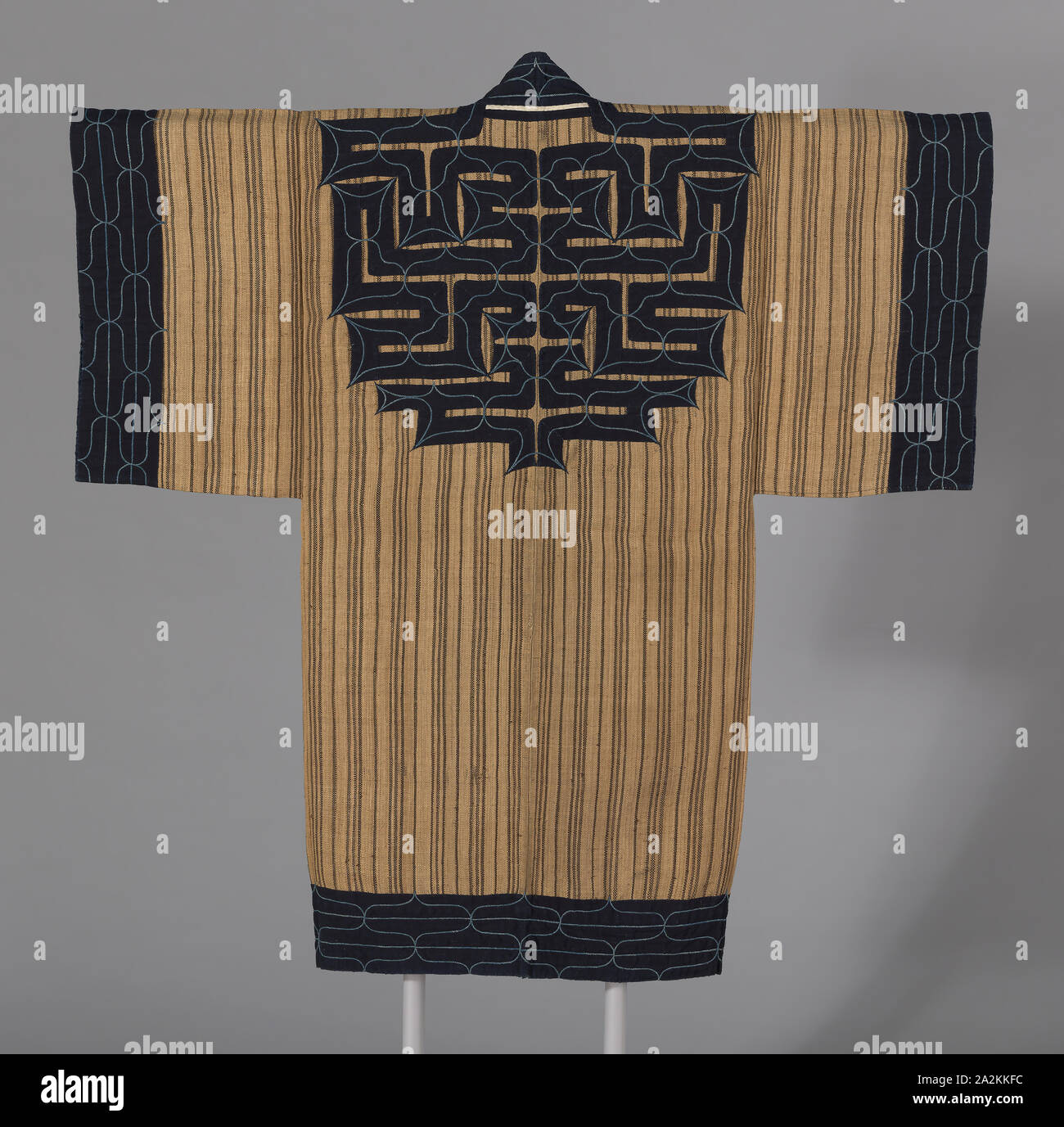Attus Amip (Man's Coat), fin de la période Edo (1789-1868), ch. 1860, Ainu, le Japon, l'île d'Hokkaido, Japon, orme, à armure toile fibre de l'écorce, centre du dos et bords extérieurs toiles appliquées avec du coton, à armure toile, sur fond avec du coton, à armure toile, brodé avec du coton dans le cas de travaux et formuler, 140,3 x 132,8 cm (55 1/4 x 52 1/4 in Banque D'Images