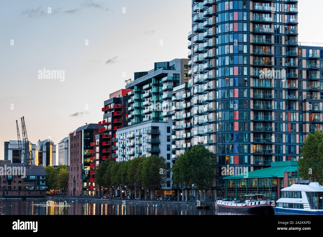 Canary Wharf London - bâtiments au bord de l'eau Canary Wharf autour de Millwall Inner Dock Banque D'Images