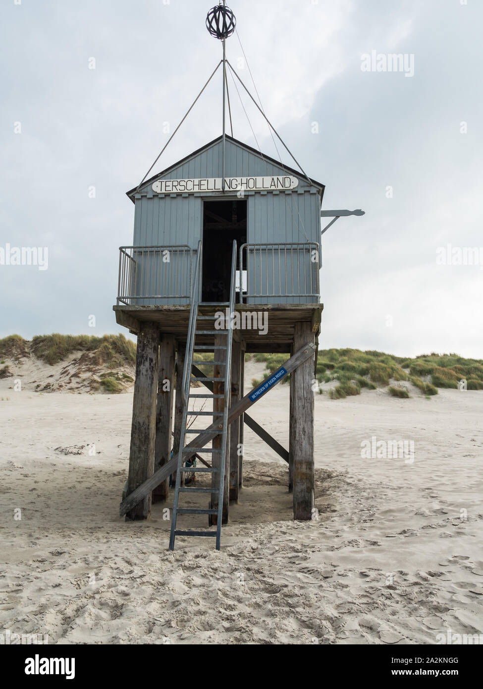 Abri d'urgence sur la plage de Terschelling, Pays-Bas Banque D'Images