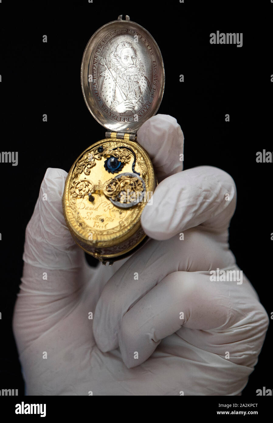 Le Dr John C Taylor tient sa 17e siècle argent astronomique et ovale doré watch avec un portrait du roi James VI par l'horloger écossais David Ramsay qui sera exposé dans le cadre de 'le luxe du temps : Horloges de 1550-1750" Exposition au Musée National d'Écosse, Édimbourg, du 4 octobre 2019. Banque D'Images