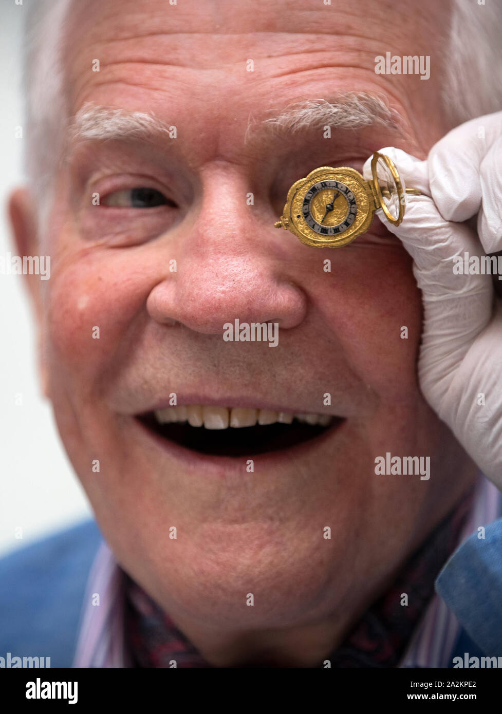 Le Dr John C Taylor OBE avec son Edward East Rock crystal watch (c1635-40) qui sera exposé dans le cadre de 'le luxe du temps : Horloges de 1550-1750" Exposition au Musée National d'Écosse, Édimbourg, du 4 octobre 2019. Banque D'Images