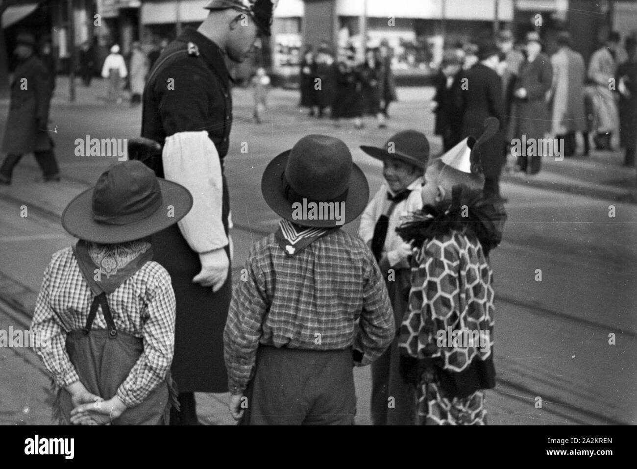 Mitten im Karneval der Session 1937 à Düsseldorf Unter dem Devise 'Volk