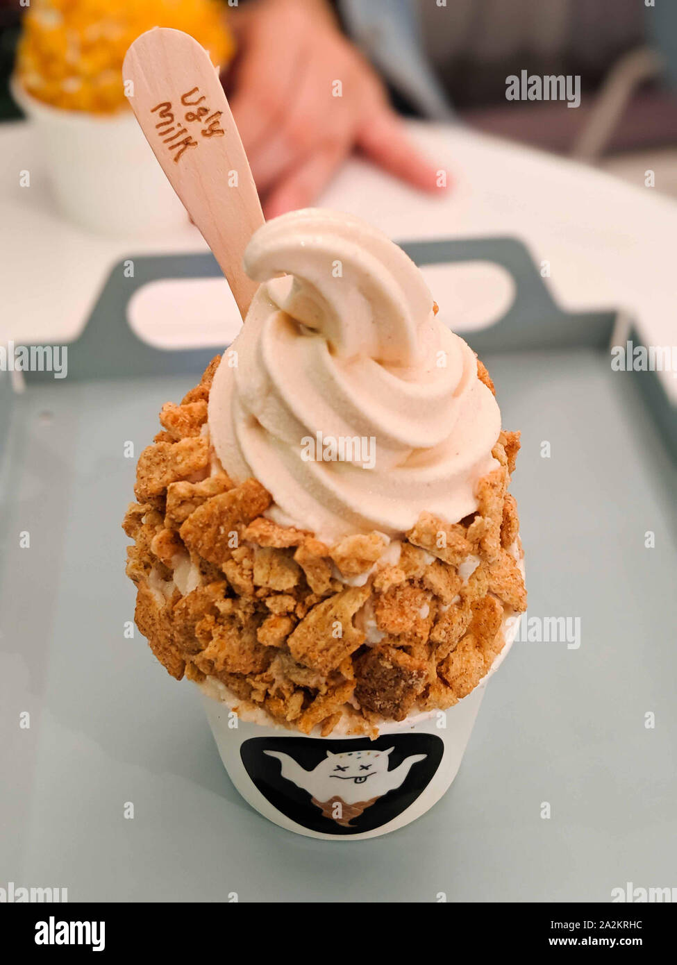 SEPT. 19, 2019-SÉOUL, CORÉE DU SUD : La crème glacée sur la tasse de papier avec les cookies tout autour et un bâton en bois avec les écritures, lait laid sur elle. Banque D'Images