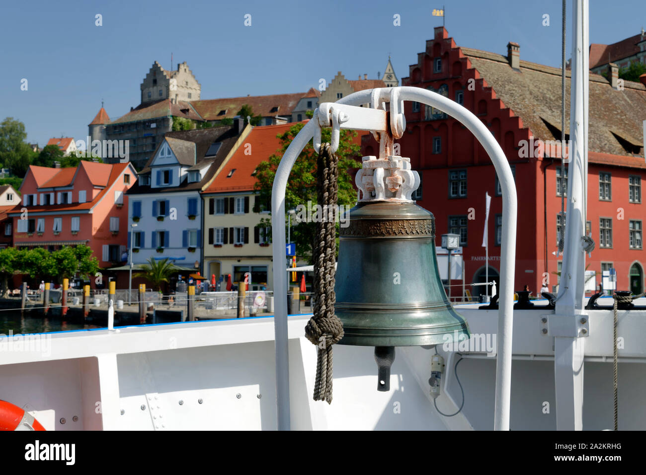 La cloche de navire de passagers 'Tuttutselt' quitte le port de Meersburg, le quartier de Bodensee, le lac de Constance, le Bade-Wurtemberg, Allemagne Banque D'Images