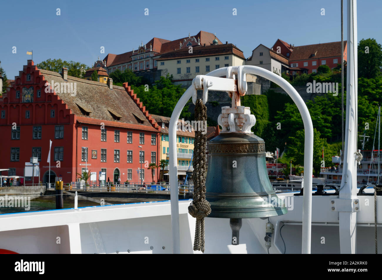 La cloche de navire de passagers 'Tuttutselt' quitte le port de Meersburg, le quartier de Bodensee, le lac de Constance, le Bade-Wurtemberg, Allemagne Banque D'Images