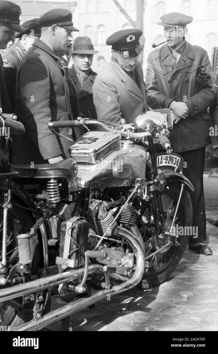 Mit dem neuen Auto zum Kraftverkehrsamt, 1930er Jahre Deutschland. Avec la nouvelle voiture pour le registre, l'Allemagne des années 1930. Banque D'Images