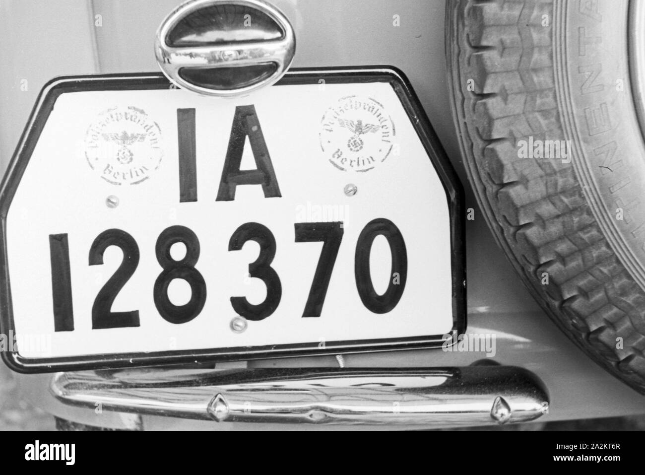 Mit dem neuen Auto zum Kraftverkehrsamt, 1930er Jahre Deutschland. Avec la nouvelle voiture pour le registre, l'Allemagne des années 1930. Banque D'Images