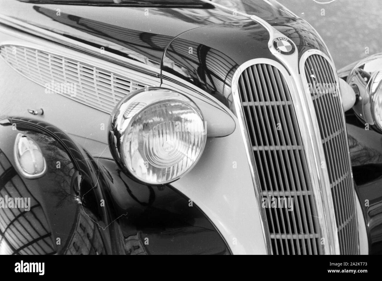 Mit dem neuen Auto zum Kraftverkehrsamt, 1930er Jahre Deutschland. Avec la nouvelle voiture pour le registre, l'Allemagne des années 1930. Banque D'Images