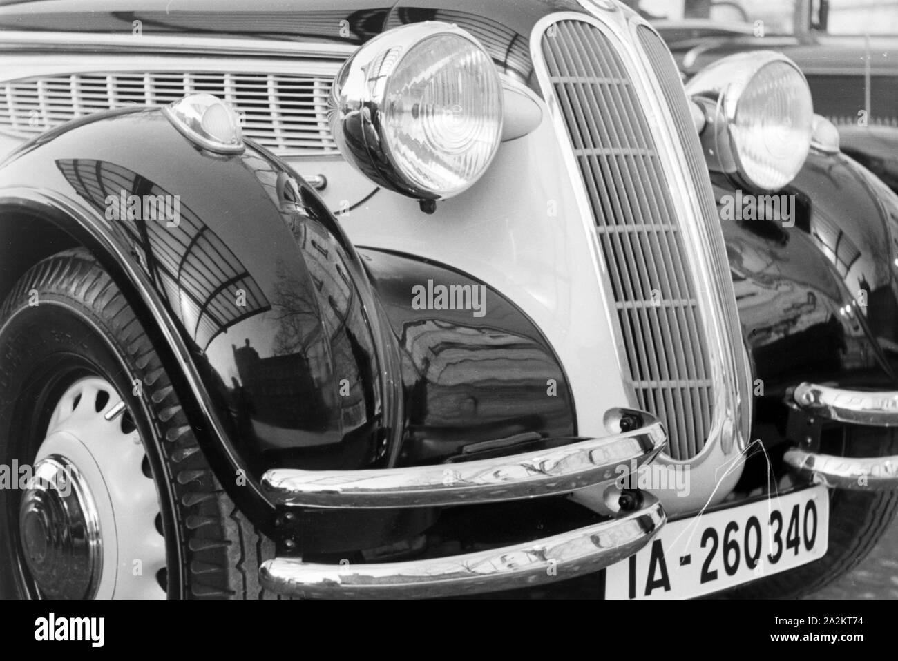 Mit dem neuen Auto zum Kraftverkehrsamt, 1930er Jahre Deutschland. Avec la nouvelle voiture pour le registre, l'Allemagne des années 1930. Banque D'Images
