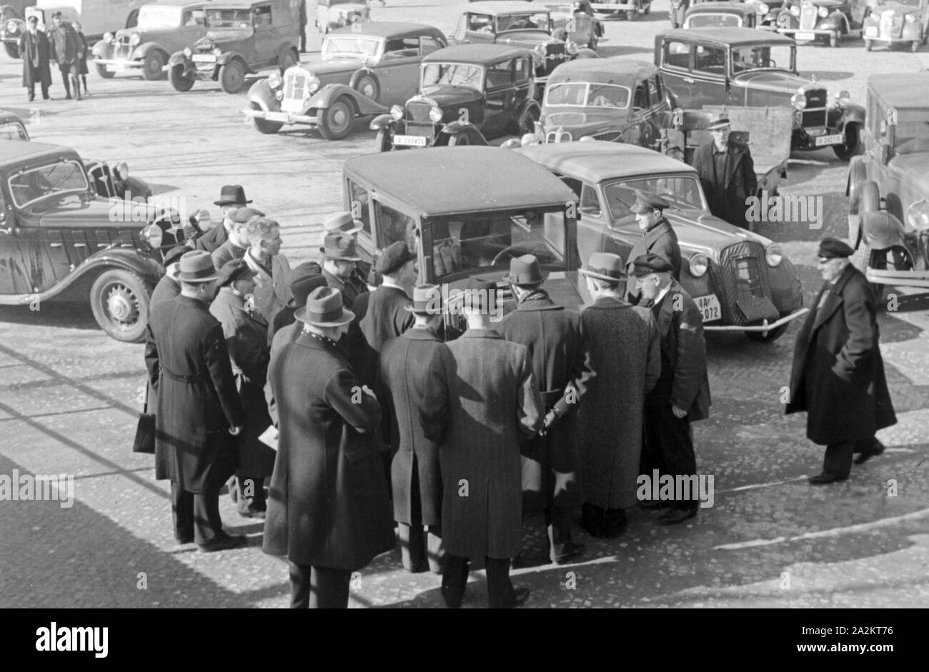 Mit dem neuen Auto zum Kraftverkehrsamt, 1930er Jahre Deutschland. Avec la nouvelle voiture pour le registre, l'Allemagne des années 1930. Banque D'Images