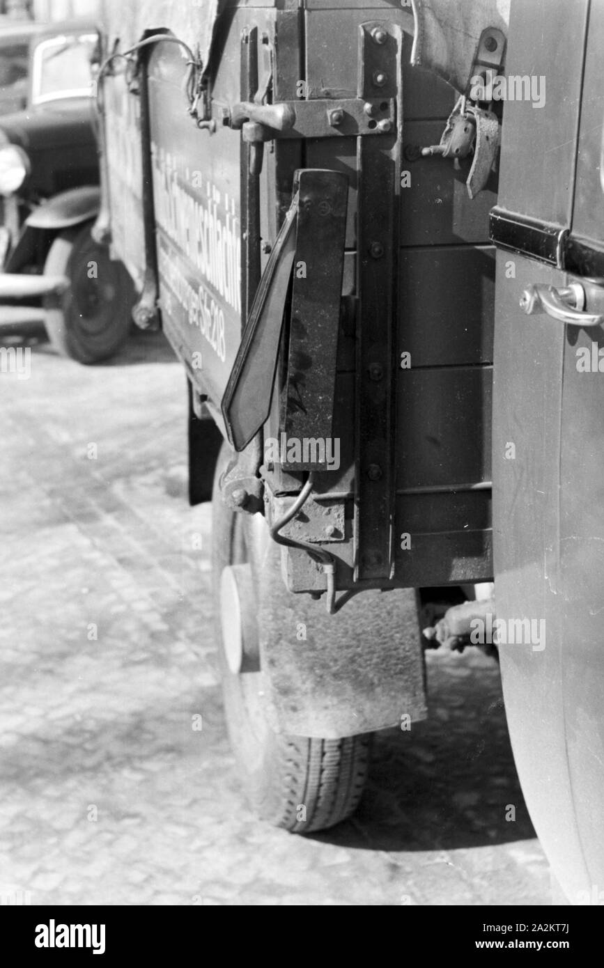 Mit dem neuen Auto zum Kraftverkehrsamt, 1930er Jahre Deutschland. Avec la nouvelle voiture pour le registre, l'Allemagne des années 1930. Banque D'Images