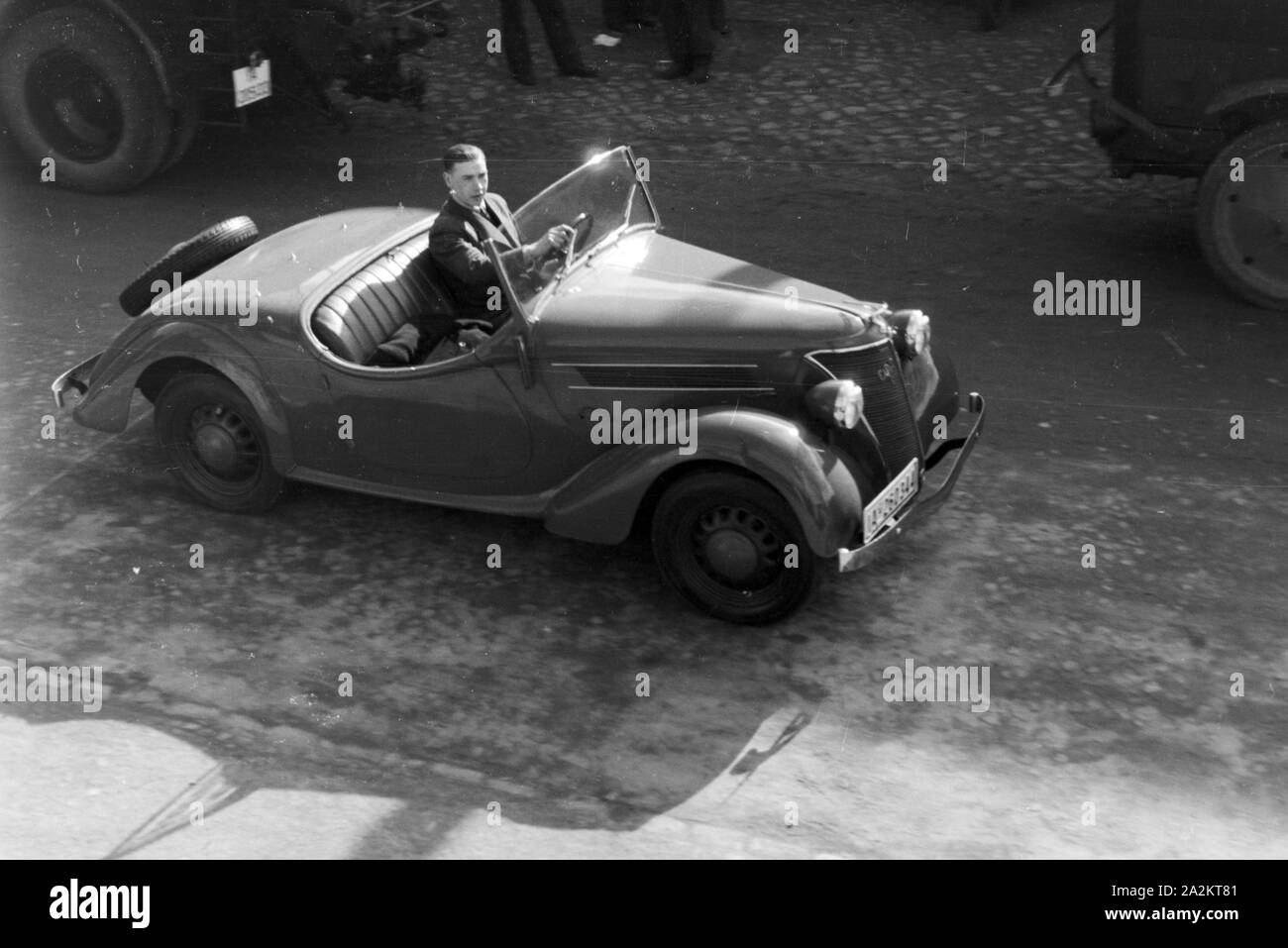 Mit dem neuen Auto zum Kraftverkehrsamt, 1930er Jahre Deutschland. Avec la nouvelle voiture pour le registre, l'Allemagne des années 1930. Banque D'Images