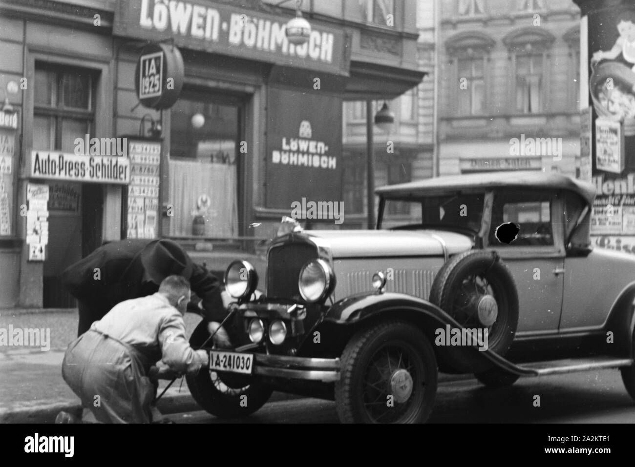 Mit dem neuen Auto zum Kraftverkehrsamt, 1930er Jahre Deutschland. Avec la nouvelle voiture pour le registre, l'Allemagne des années 1930. Banque D'Images