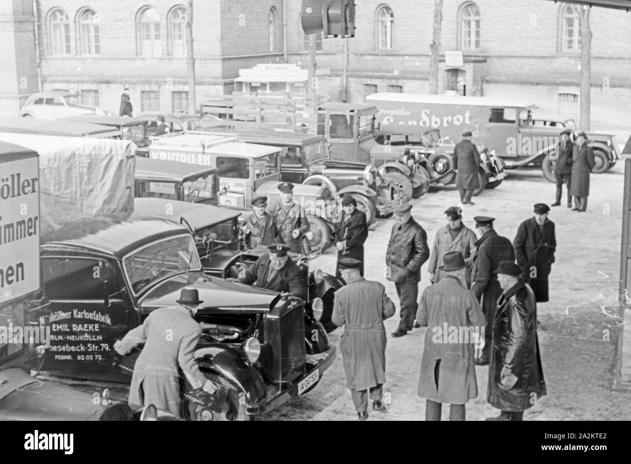 Mit dem neuen Auto zum Kraftverkehrsamt, 1930er Jahre Deutschland. Avec la nouvelle voiture pour le registre, l'Allemagne des années 1930. Banque D'Images