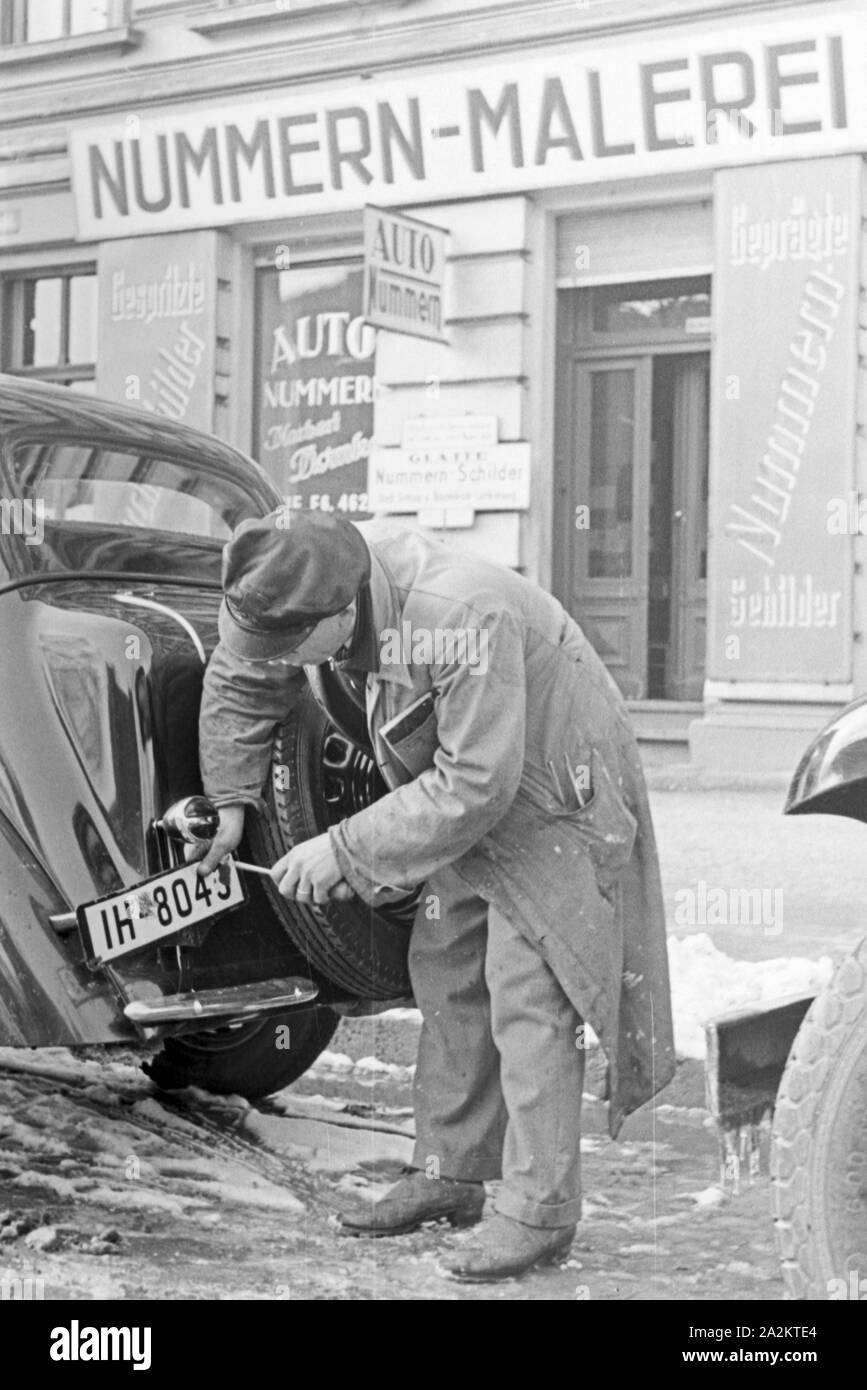Mit dem neuen Auto zum Kraftverkehrsamt, 1930er Jahre Deutschland. Avec la nouvelle voiture pour le registre, l'Allemagne des années 1930. Banque D'Images
