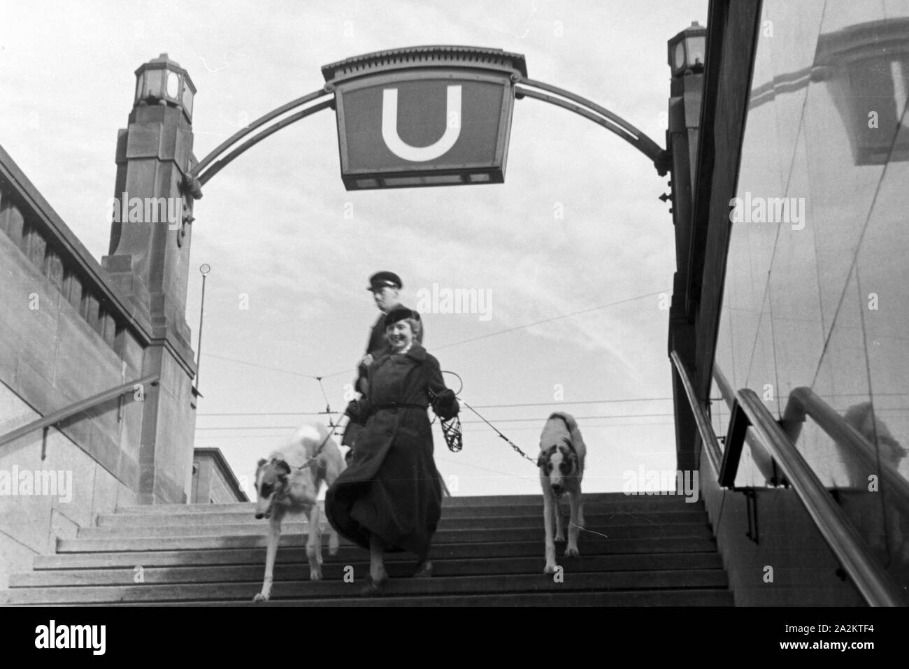 Mit dem neuen Auto zum Kraftverkehrsamt, 1930er Jahre Deutschland. Avec la nouvelle voiture pour le registre, l'Allemagne des années 1930. Banque D'Images