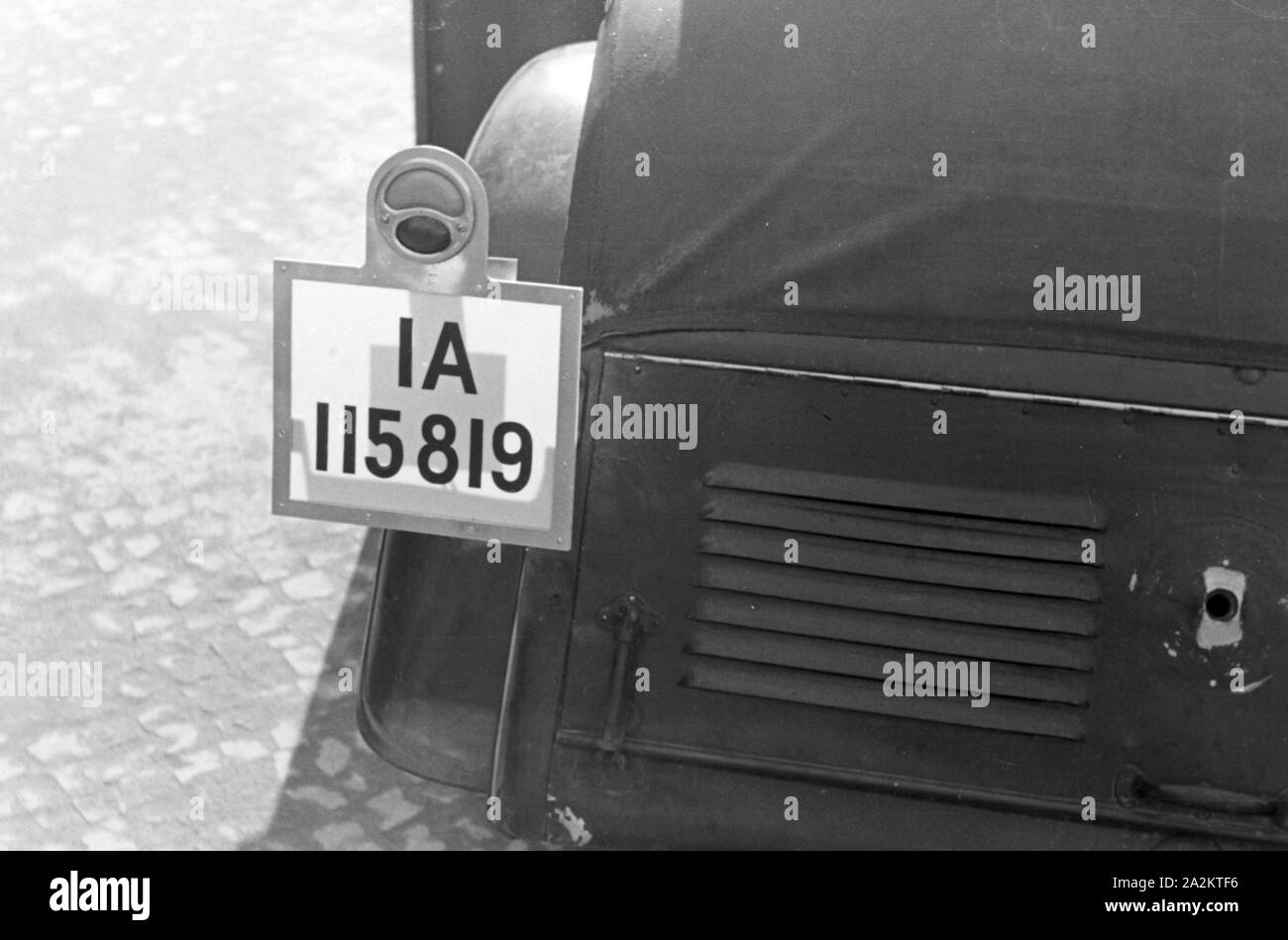 Mit dem neuen Auto zum Kraftverkehrsamt, 1930er Jahre Deutschland. Avec la nouvelle voiture pour le registre, l'Allemagne des années 1930. Banque D'Images