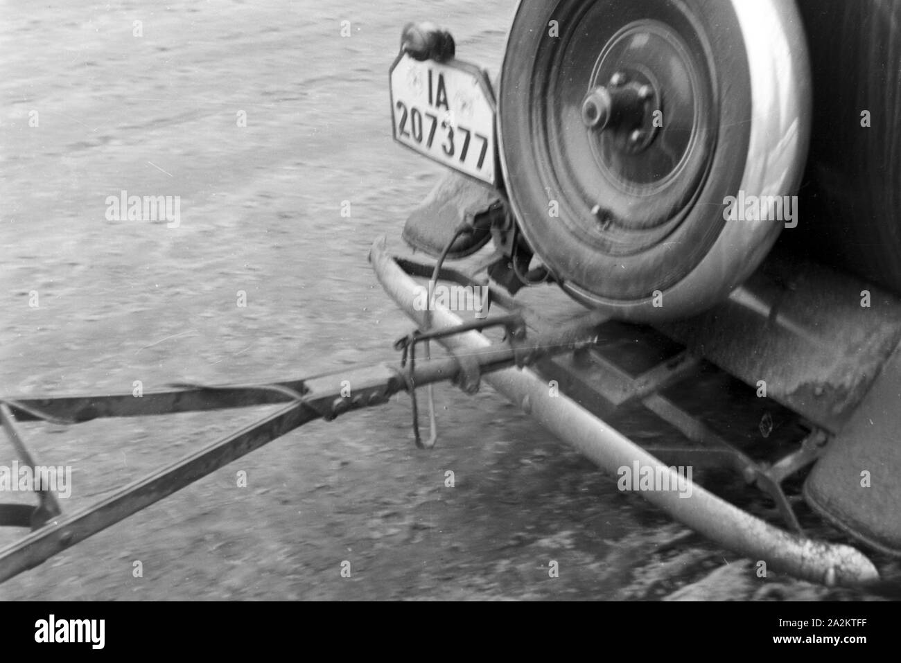 Mit dem neuen Auto zum Kraftverkehrsamt, 1930er Jahre Deutschland. Avec la nouvelle voiture pour le registre, l'Allemagne des années 1930. Banque D'Images