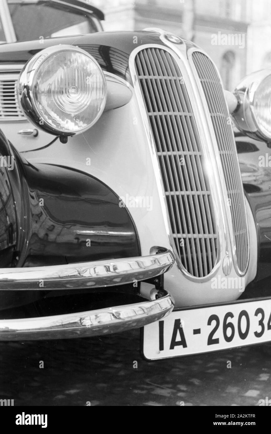 Mit dem neuen Auto zum Kraftverkehrsamt, 1930er Jahre Deutschland. Avec la nouvelle voiture pour le registre, l'Allemagne des années 1930. Banque D'Images