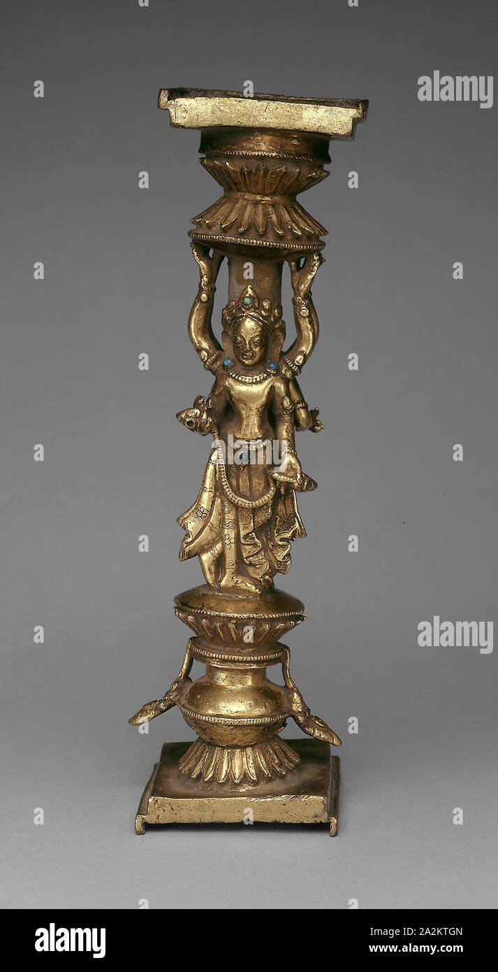 Support de pied d'un profil et une offre de bodhisattva féminin déesse, xve siècle, Tibet, Tibet, Densatil, bronze doré avec des pierres précieuses, 26 x 7,9 x 7,9 cm (10 1/4 x 3 1/8 x 3 1/8 in Banque D'Images