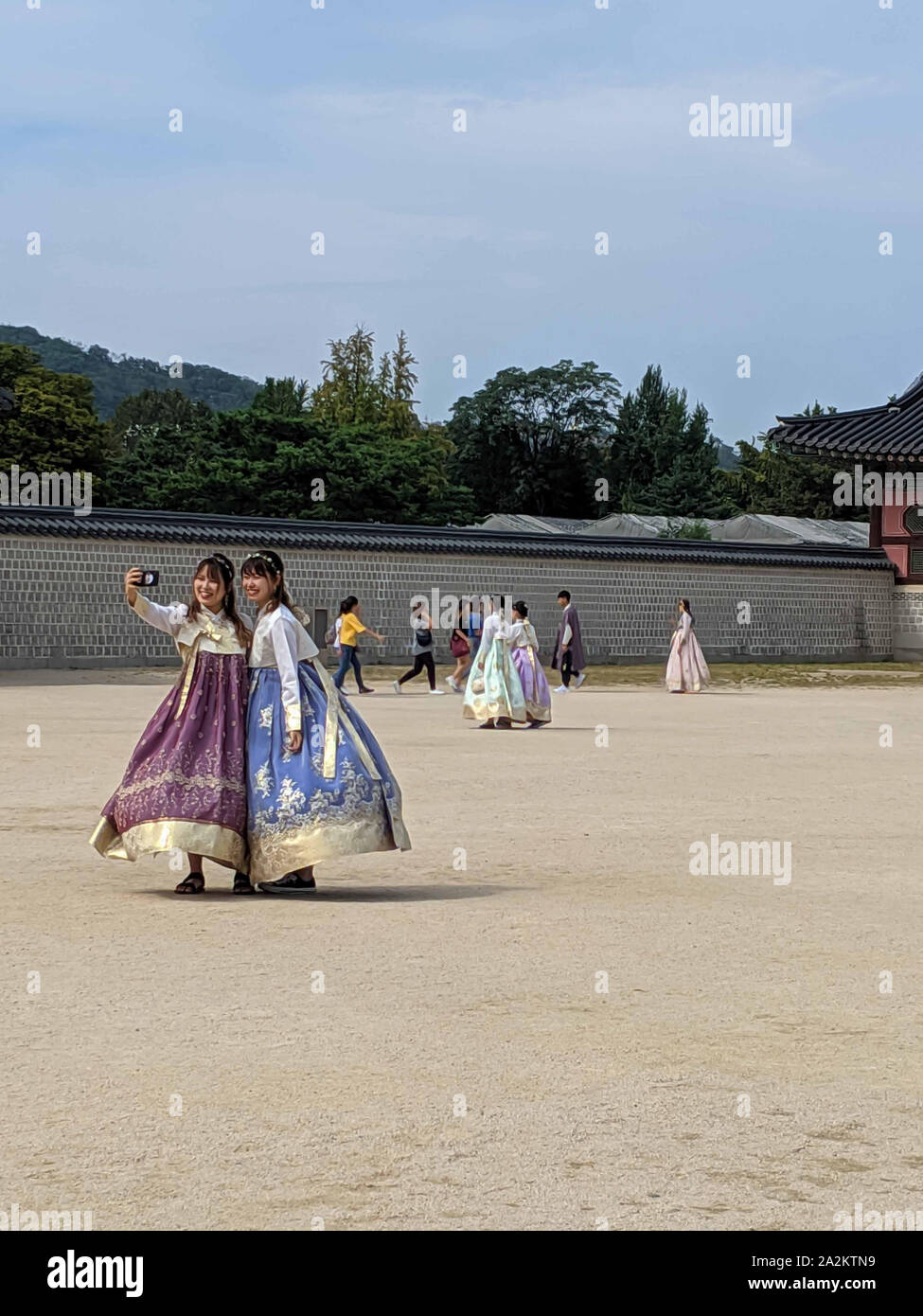 SEPT. 19, 2019-Séoul CORÉE DU SUD : deux femmes portant le Coréen hanbok traditionnel coréen vêtements et de prendre un permanent à la porte de selfies le Gyeo Banque D'Images
