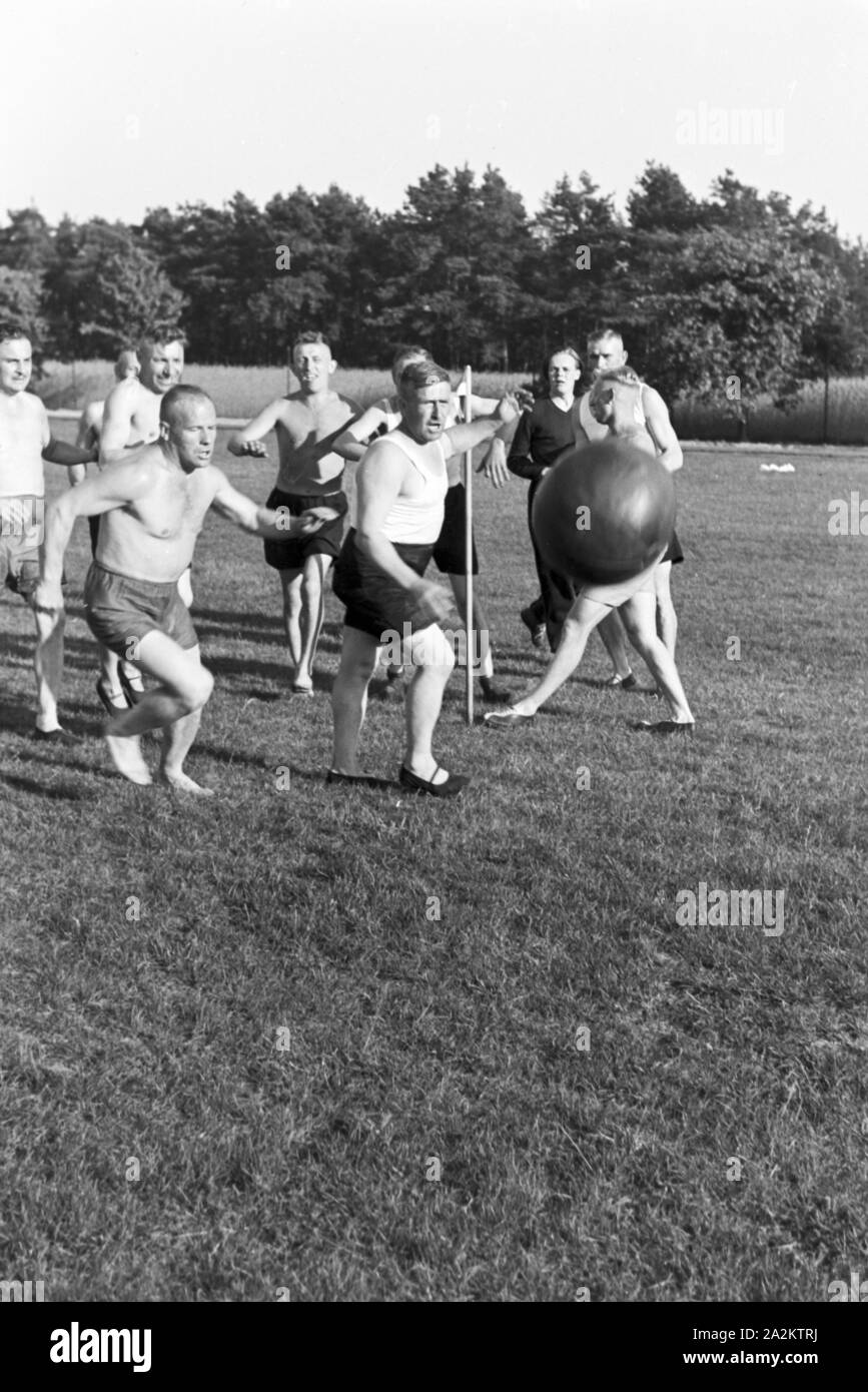 Sport bei den Waldhütten des KdF Sportheim Belzig dans der Mark Brandenburg, Deutschland 1930 er Jahre. Les hommes aller à pratiquer des sports nautiques près de l cabanes dans la forêt au sports club à Belzig à Brandebourg, Allemagne 1930. Banque D'Images
