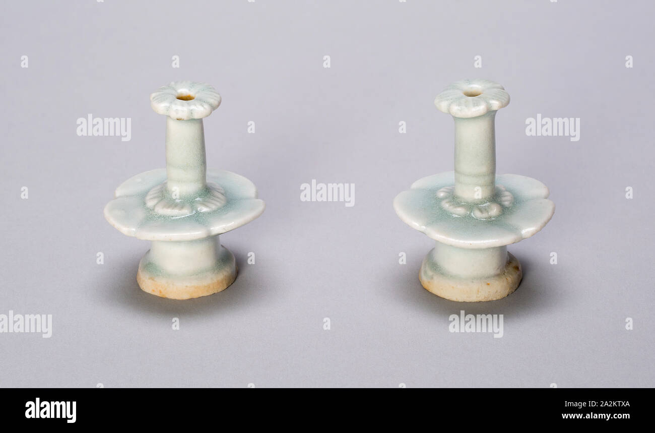 Paire de Candlestands miniature avec des pétales lobés Buses, dynastie des Song du Sud (1127-1279), fin du 13e siècle, en Chine, de type Qingbai ware, porcelaine émaillée, H. 4,7 cm (1 7/8 in.), diam. 3,6 cm (1 7/16 po Banque D'Images