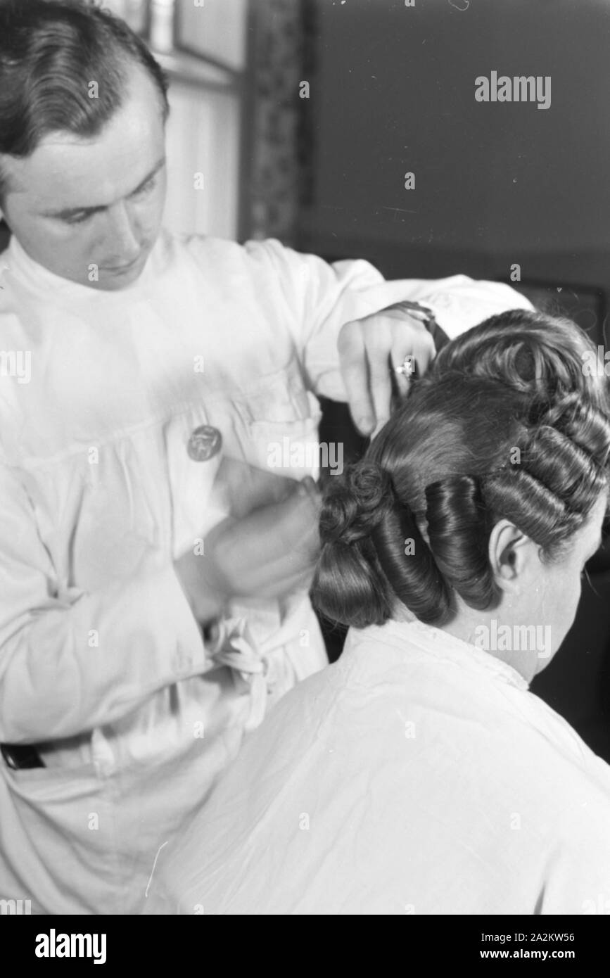 Ein Friseur breitet Kundin und eine Frisur im Haus der Schönheit, Deutschland 1930er Jahre. Une coiffure la préparation d'une coiffure de l'Haus der Schoenheit instituts de beauté, l'Allemagne des années 1930. Banque D'Images