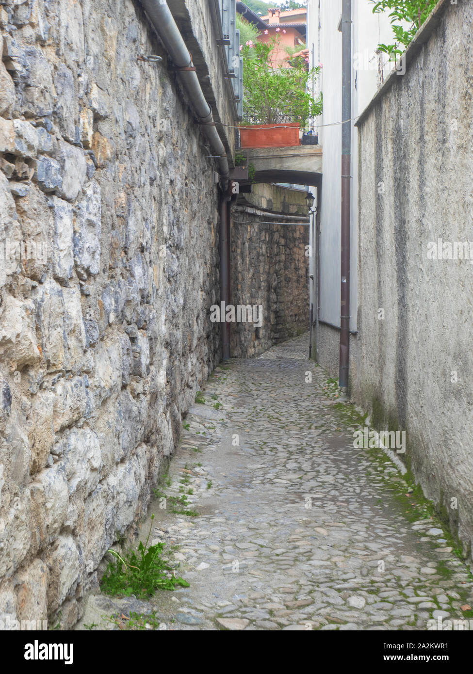 Et l'étroite rue déserte dans un village, Lac de Côme - Italie Banque D'Images