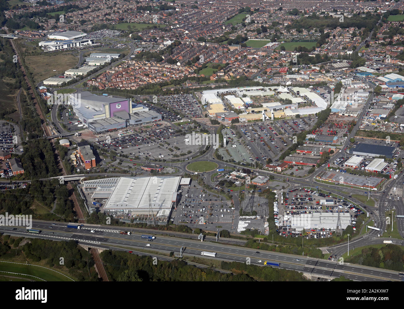 Vue aérienne de la sortie 32 Sortie Shopping, Xscape Yorkshire, Glasshoughton, Castleford, West Yorkshire, Royaume-Uni Banque D'Images