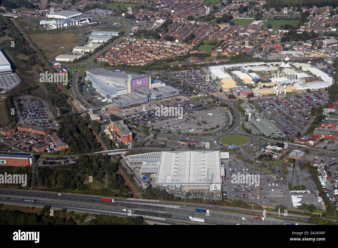 Vue aérienne de la sortie 32 Sortie Shopping, Xscape Yorkshire, Glasshoughton, Castleford, West Yorkshire, Royaume-Uni Banque D'Images