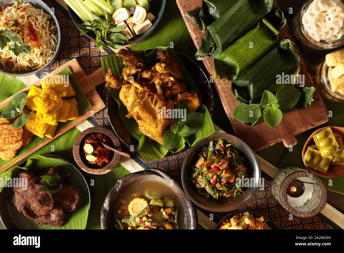 Le Riz Jaune Traditionnel Indonésien Est Servi Avec Une Assiette Blanche.  Banque D'Images et Photos Libres De Droits. Image 177649474