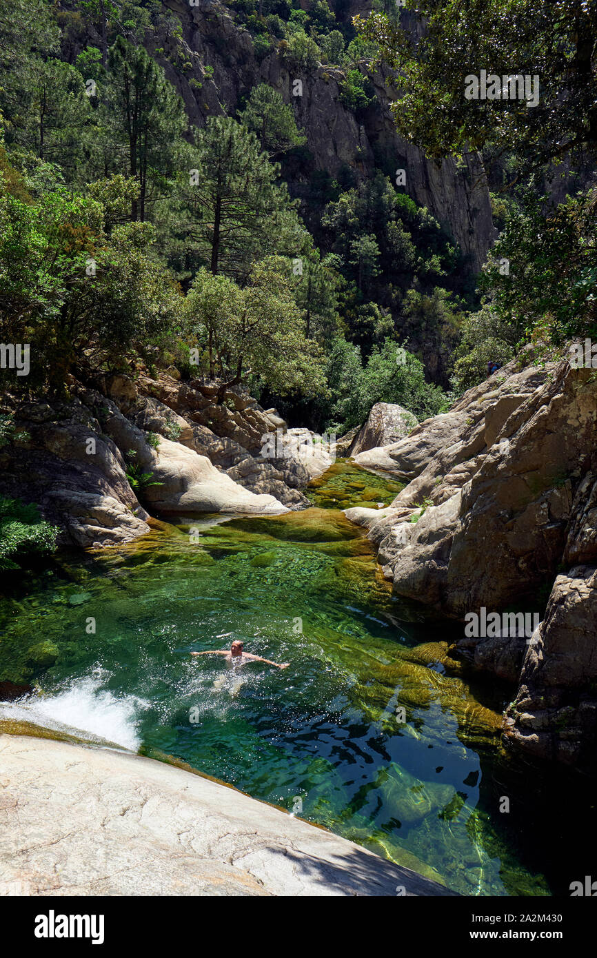 Piscine naturelle dans le Canyon de Purcaraccia / Cascades de Purcaraccia, les montagnes de Bavella, Corse France - Corse montagne canyon paysage. Banque D'Images
