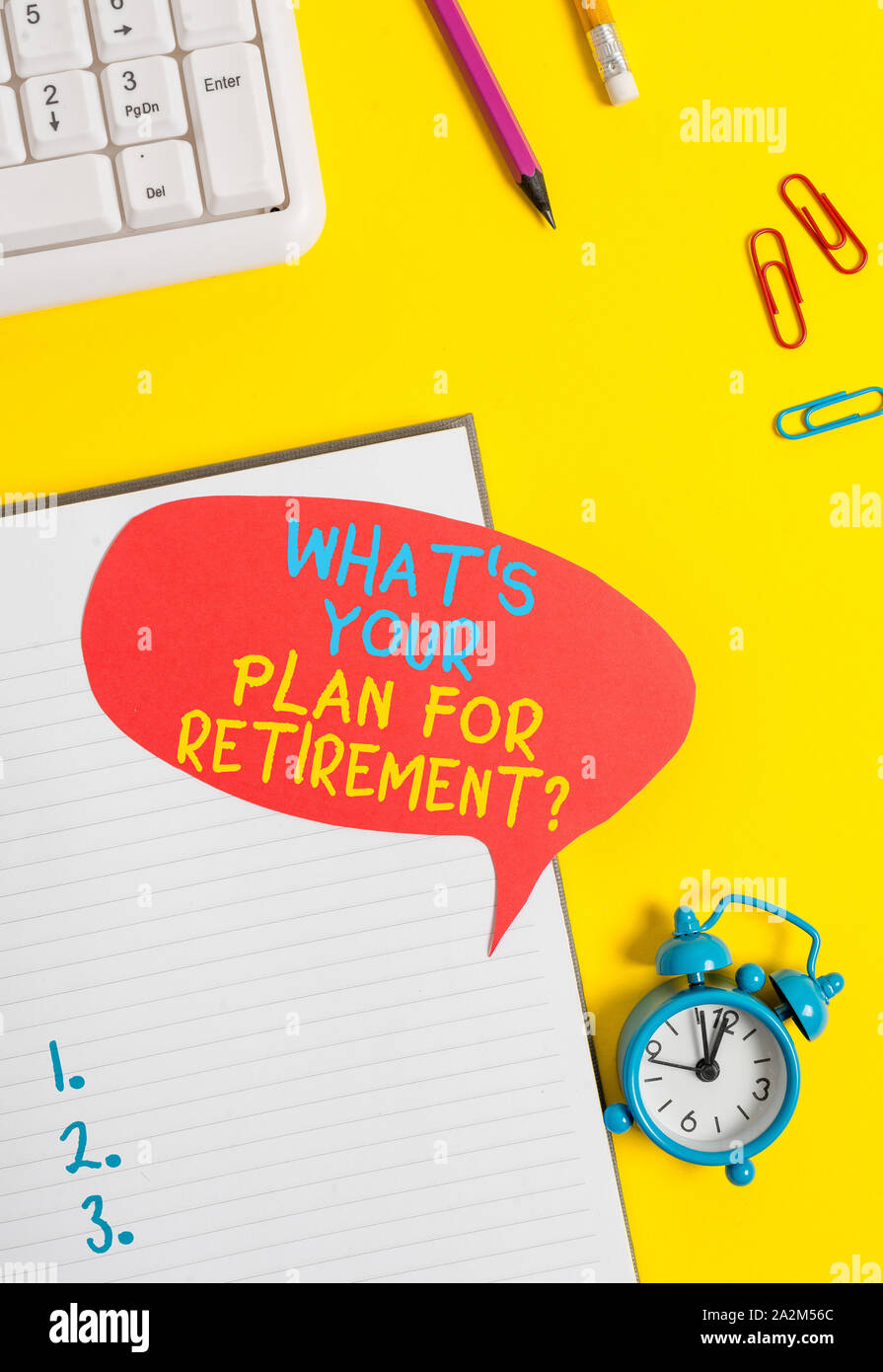 Main conceptuel écrit, indiquant quel est ton plan pour la retraite. Concept d'épargne retraite Personnes âgées retraite sens vide sur le papier bulle rouge Banque D'Images