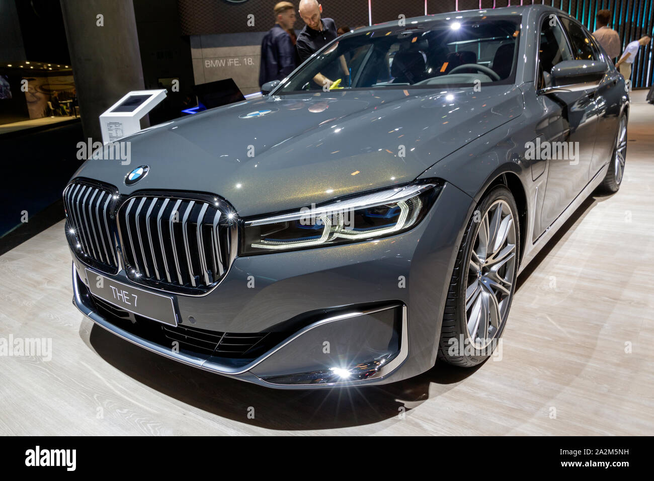 Francfort, Allemagne - Sep 11, 2019 : Nouveau 2020 BMW Série 7 745e berline de luxe pleine grandeur en vedette à la voiture auto IAA de Francfort 2019. Banque D'Images