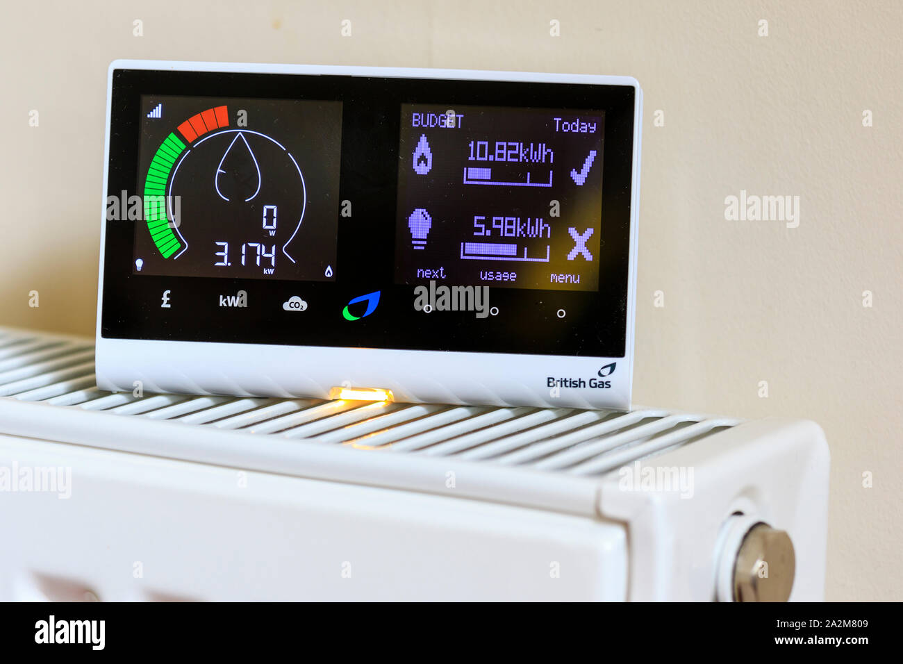 British Gas ménage compteur intelligent sur le radiateur pour surveiller la consommation d'électricité et de gaz, afin d'enregistrer l'argent pour le résident. Montre qu'une forte consommation d'énergie. Banque D'Images