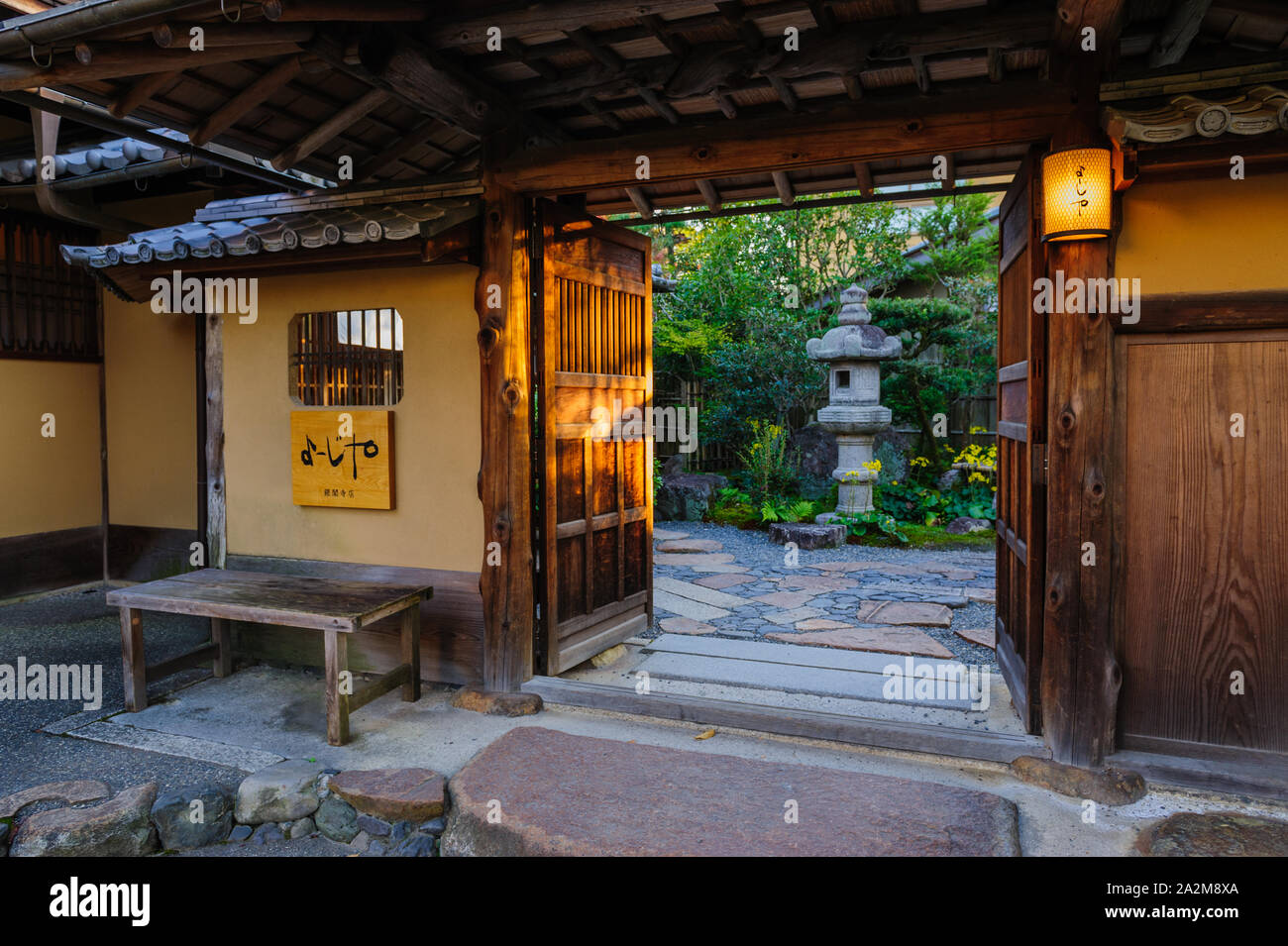 Très belle orientale entrée d'une maison traditionnelle japonaise dans la chaude soirée de lumière, Kyoto au Japon Banque D'Images