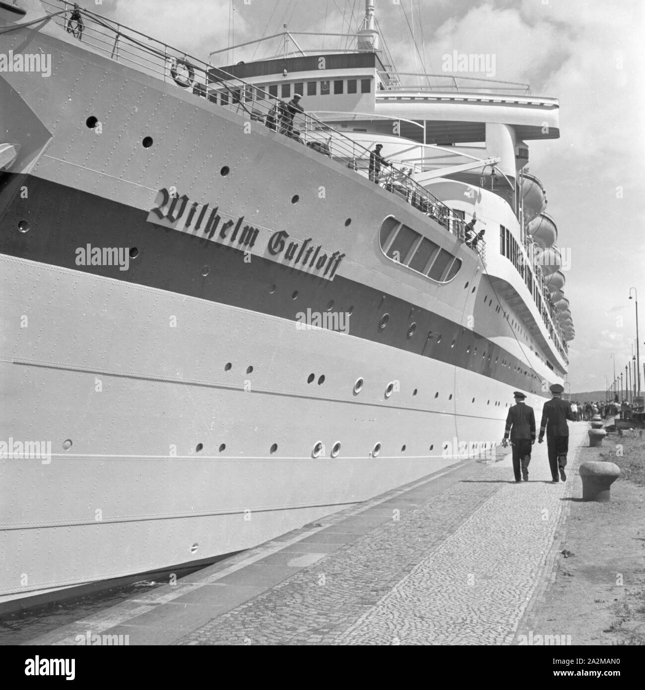 Original-Bildunterschrift : das Lazarettschiff 'Wilhelm Gustloff' ist von Norwegen kommend à Kiel angelangt gibt und seine Verwundeten une cambuse, die die die une Geheilten Standorte Deutschland ab, 1940er Jahre. Après l'arrivée du navire 'Wilhelm Gustloff' partager les soldats blessés avec les hôpitaux militaires, les soldats reconvalescent avec leurs casernes, l'Allemagne des années 40. Banque D'Images